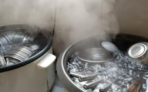 采用煮沸法消毒的时间是，奶具在沸水中煮沸消毒的时间正确的是